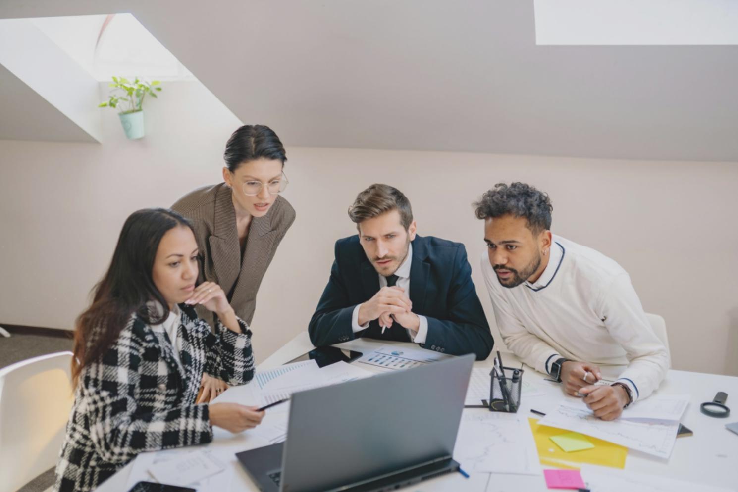Lerngruppe bei der Analyse von Finanzrisiken